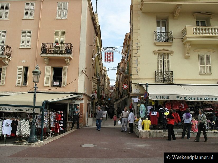 Vanaf het plein voor het paleis kun je de smalle straatjes van Monaco-Ville in lopen. De vroegere vestingstad is maar klein en alles is lopend gemakkelijk te bereiken. Informatie over  Monaco-Ville.