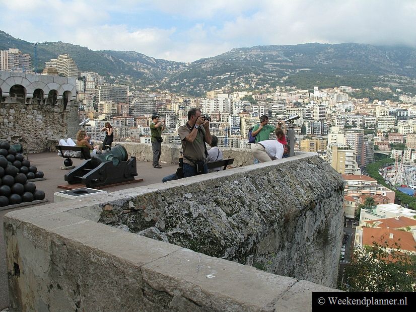 Het paleis was ooit een fort en Monaco-Ville is een ommuurde vesting op een hoge rots. Vanaf de stadsmuren heb je een prachtig uitzicht over Monaco.