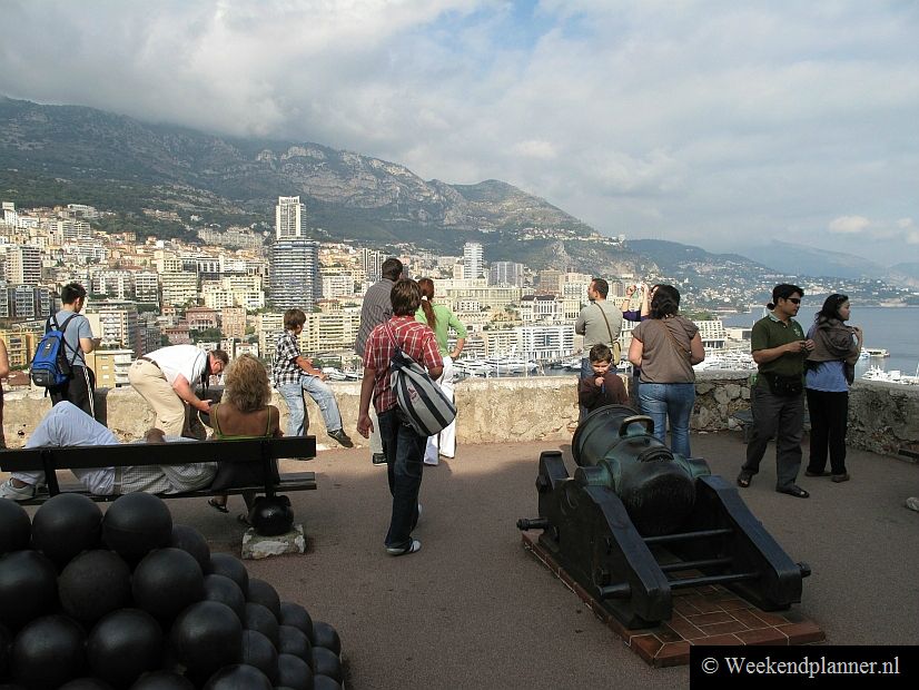Vanaf de stadsmuren bij het paleis heb je een pracht uitzicht op Monte Carlo en de beroemde jachthaven.Foto's van de attracties van Monaco.