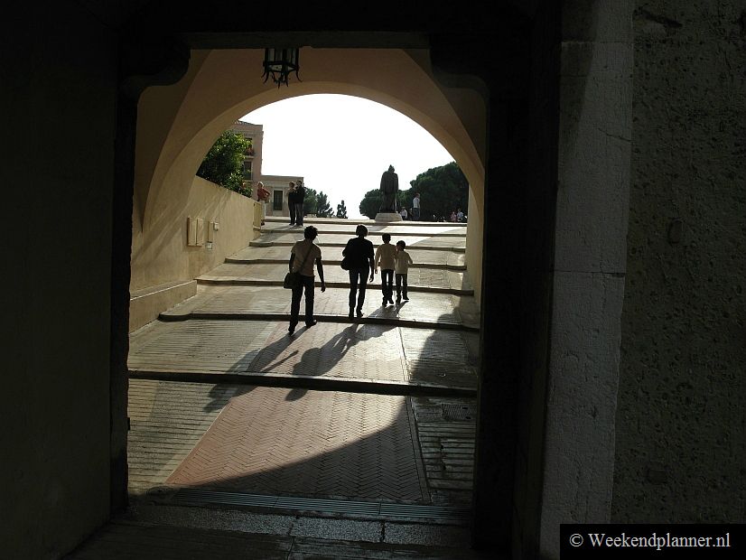 Als je vanuit het centrum van Monaco via het pad naar boven loopt kom je hier in Monaco-Ville op het plein bij het paleis uit. De attracties van Monaco.