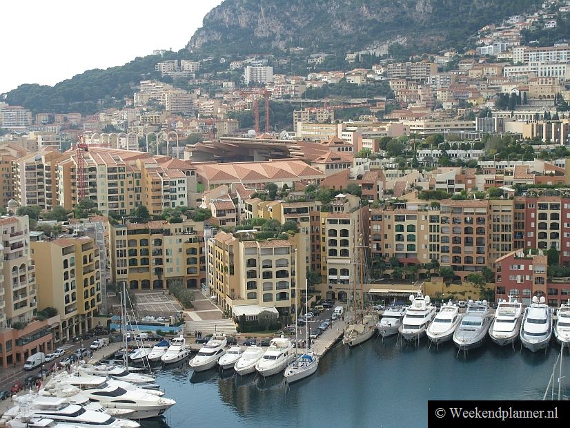 Monaco ligt niet zo ver van Nice en is met de auto of de trein gemakkelijk te bereiken. Het stadstaatje heeft verschillende wijken waarvan Monte Carlo en Monaco-Ville voor toeristen het meest interessant zijn. 