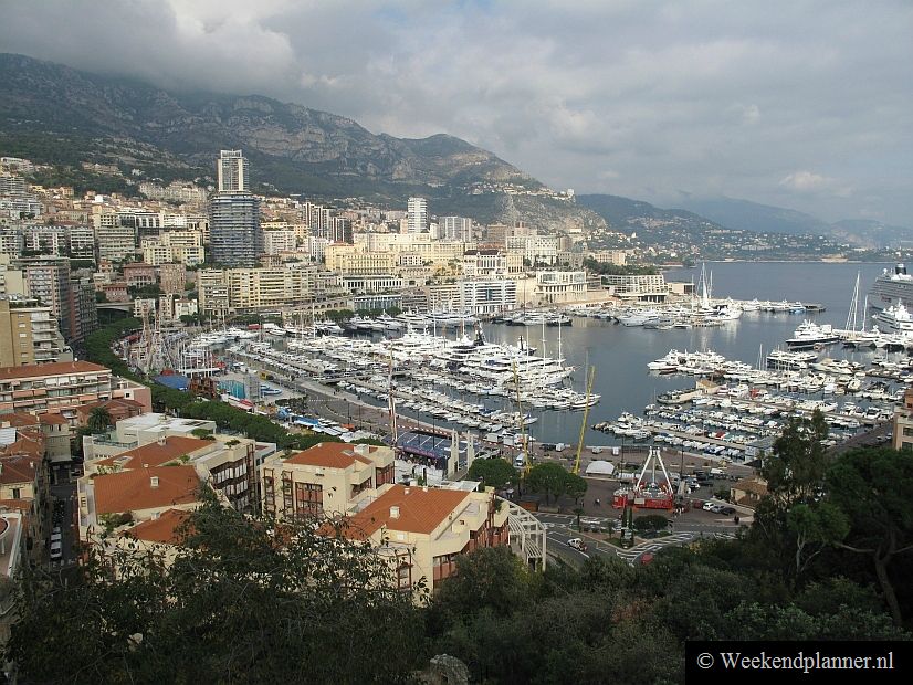 Dit is het uitzicht vanaf de verdedigingsmuren van Monaco-Ville op de haven Port Hercule. Op de andere oever van de haven zie je Monte Carlo.Foto's van Monte Carlo.