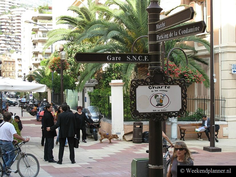 Beneden aan de voet van de rots met Monaco Ville ligt een parkeergarage met winkelcentrum. Het is ongeveer 10 minuten lopen naar het treinstation.
