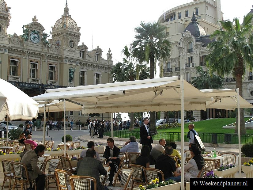 Dit het beroemde plein Place du Casino in Monte Carlo. Links zie je het casino en rechts het niet minder chique Hotel Paris.De attracties van Monte Carlo.