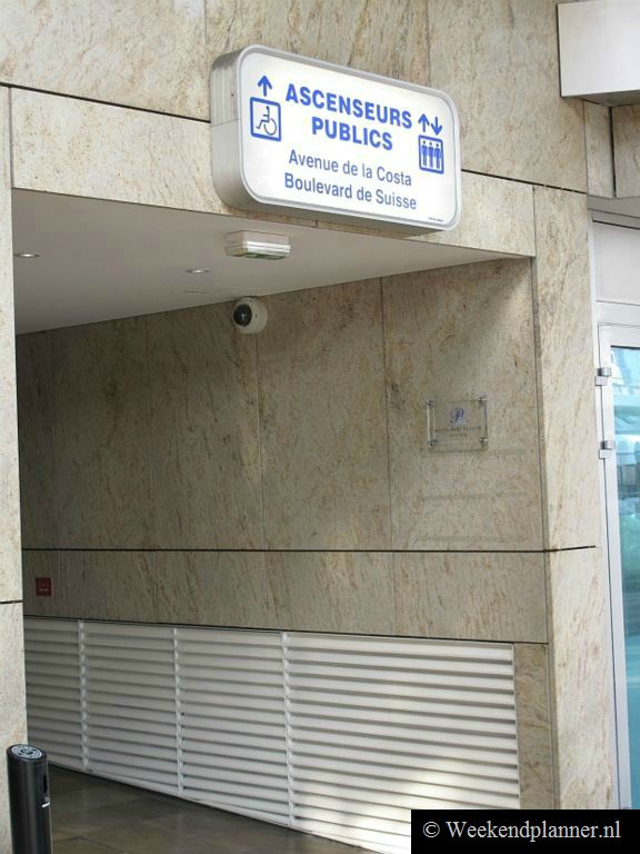 Monaco heeft een unieke vorm van openbaar vervoer, namelijk de lift. Aangezien Monaco tegen de bergen is opgebouwd en misschien wel net zo hoog als lang is kun je met de lift gemakkelijk reizen. De liften zijn gratis.