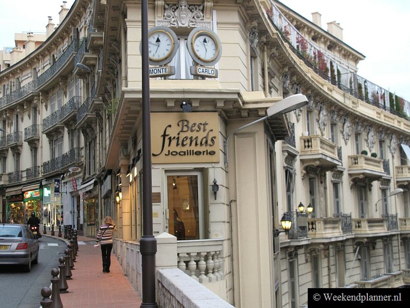  In de buitenwijk Beausoleil op de berg kun je goedkoper eten en overnachten dan beneden in Monaco. Met de liften kun je gratis en snel naar het centrum van Monaco.