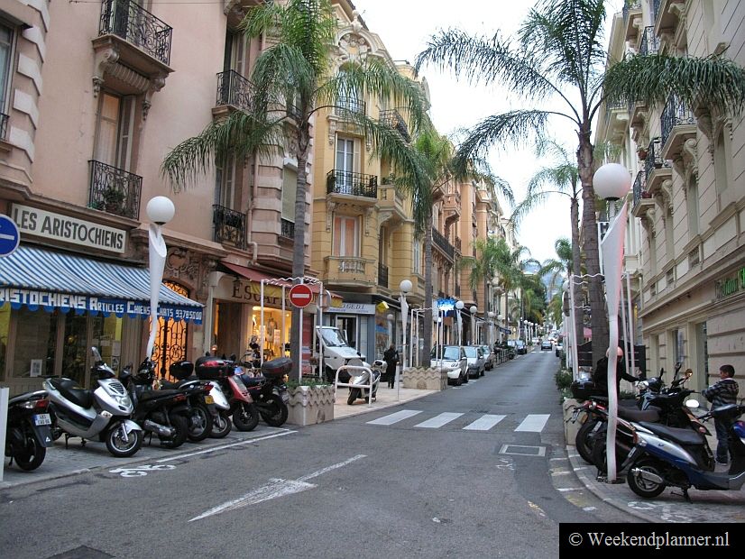 De buitenwijk Beausoleil ligt eigenlijk in Frankrijk maar je ziet weinig verschil met Monaco. Eigenlijk is het een deel van de stad en kun je vanuit Beausoleil via de liften in een paar minuten beneden in Monaco zijn.