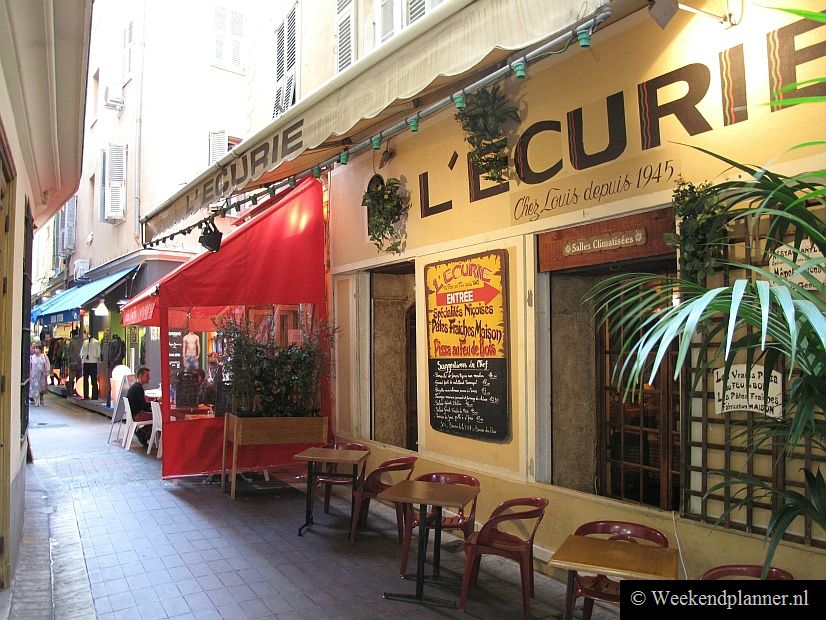 De Rue du Marché en de Rue de la Boucherie vormen samen een hele lange winkelstraat die dwars door Vieux Nice loopt.