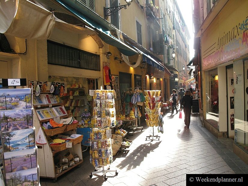 Vieux Nice bestaat uit een wirwar van straatjes. De straatjes zijn zo aangelegd dat het er in de zomer een beetje waait en het er niet te heet wordt.Tips: Leuke attracties in Nice.