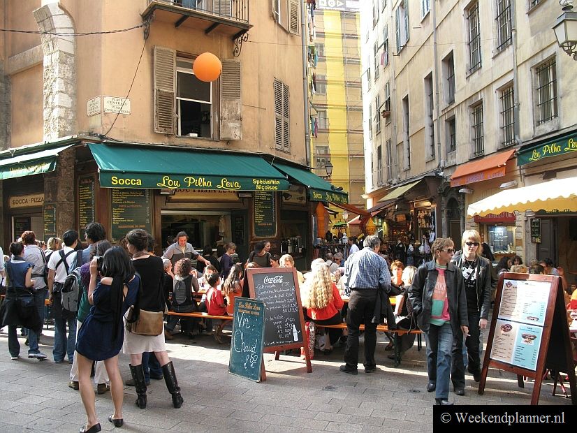 De "oude stad", Vieux Nice, is één van de bezienswaardigheden van Nice. In de wirwar van straatjes in Vieux Nice zijn kleine winkeltjes, boetieks, bars, pubs en heel veel restaurants. Dit mooie deel van Nice wordt dan ook druk bezocht door toeristen.