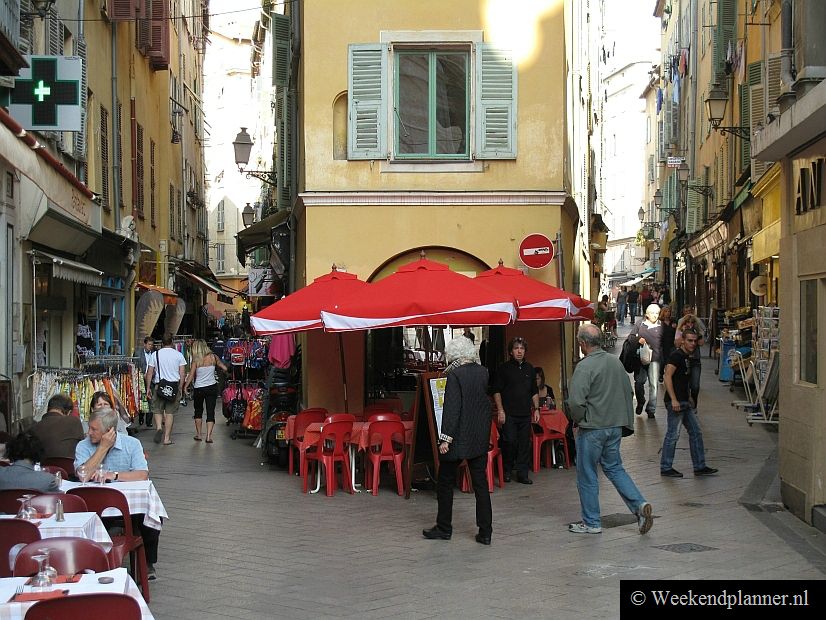 In de wirwar van straatjes in Vieux Nice zijn veel restaurants en terrasjes. Vooral in de zomer kan het er 's avond erg druk zijn met toeristen. 