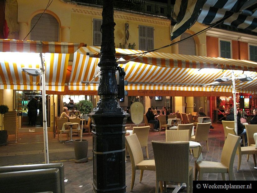 Foto: Café des Fleurs op het plein Cours Saleya. Dit plein ligt centraal in Vieux Nice. Als je 's avonds een leuk terrasje zoekt heb je hier een ruime keus. 