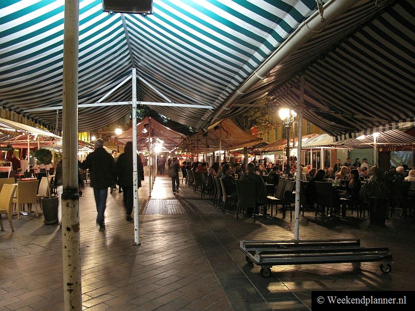 Iedere ochtend is er op het 19de-eeuwse plein Cours Saleya een bloemen- en groentemarkt en op maandag is er een antiekmarkt. Na de middag wordt het plein schoongemaakt en wordt het hele plein gevuld met terrasjes.