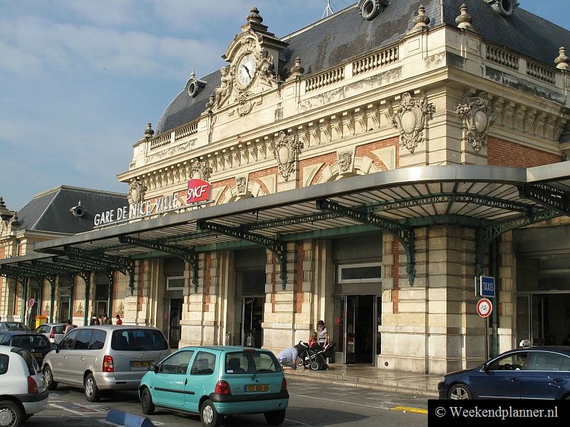 Dit is het treinstation van Nice, Gare de Nice Ville. Als je een goedkoop hotel of eethuisje zoekt moet je hier zijn. Het station ligt ongeveer 15 minuten lopen van het populaire plein Place Massena.