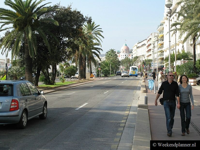 Dit is de Promenade des Anglais. Aan de andere zijde van de palmbomen ligt het strand. Toen Nice in de 18de en 19de eeuw door rijke Engelsen ontdekt werd als plaats om comfortabel te overwinteren werd deze promenade langs het strand aangelegd.