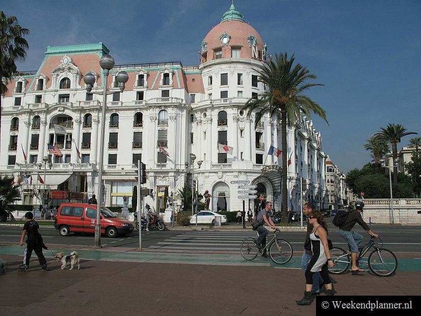 Het meest bekende hotel in Nice is Hotel Negresco aan de beroemde Promenade des Anglais. De kamers in dit luxueuze hotel zijn ingericht in Lodewijk XIII en Art Deco stijl. Sommige kamers hebben uitzicht op zee. 