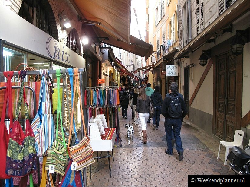 Vlakbij het busstation en het plein Place Garibaldi liggen de smalle straatjes van het historische centrum van Nice, Vieux Nice.Meer foto's van Vieux Nice.