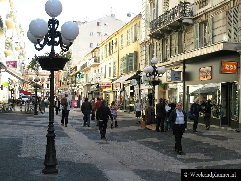 Eén van de straten die op Place Massena uitkomen is de populaire 19de-eeuwse winkelstraat Rue Massena. Behalve leuke winkels zijn hier ook leuke eethuisjes en heel veel terrasjes. 