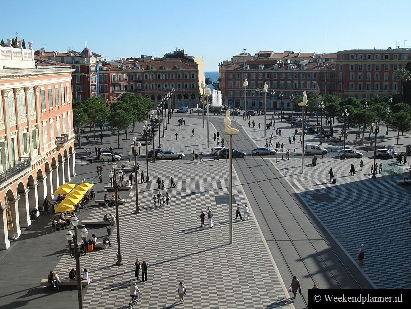 Het plein Place Massena ligt in het centrum van de Franse stad Nice. De zee, het oude centrum en de belangrijkste winkelstraten liggen vlakbij dit plein. Tips: Een paar dagen in Nice.