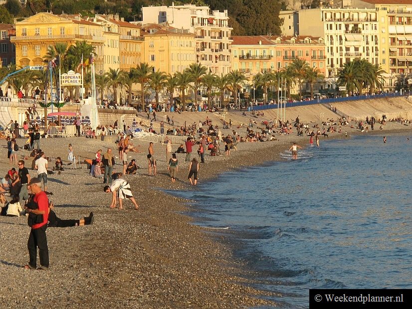 Dit is het strand van Nice in de herfst. In de zomer is het er wel iets drukker. In Nice vriest het nooit maar je kunt in de winter skiën in de omliggende bergen.  In de lente kun je in Nice iedere dag kiezen of je gaat skiën of toch liever in de zon op het strand wilt blijven zitten.