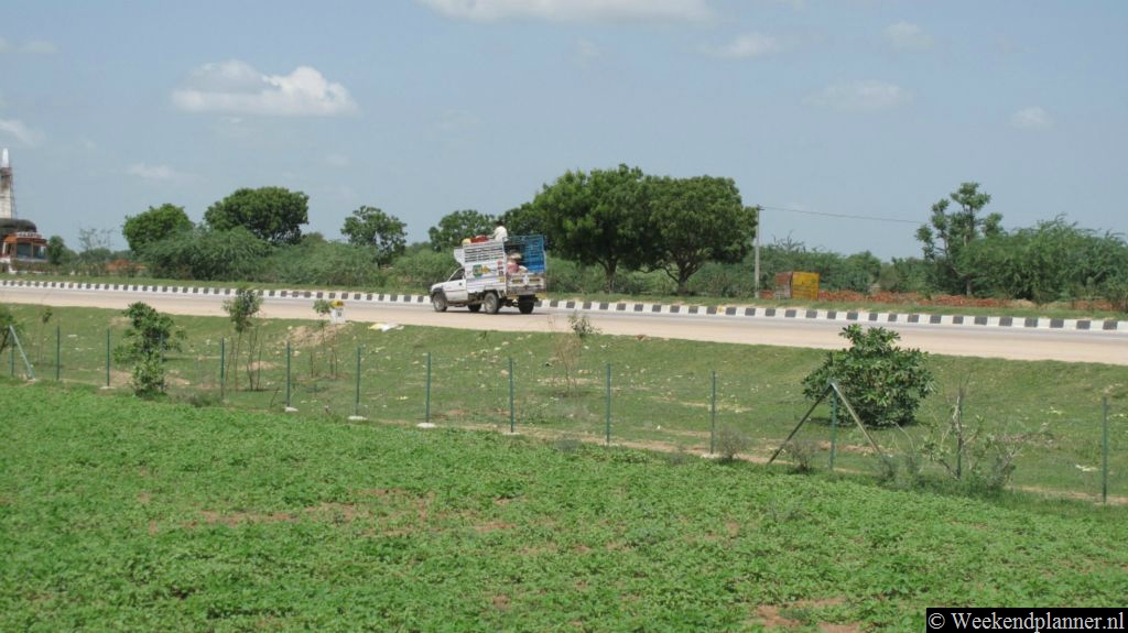 De weg tussen Jaipur en Jodphur.