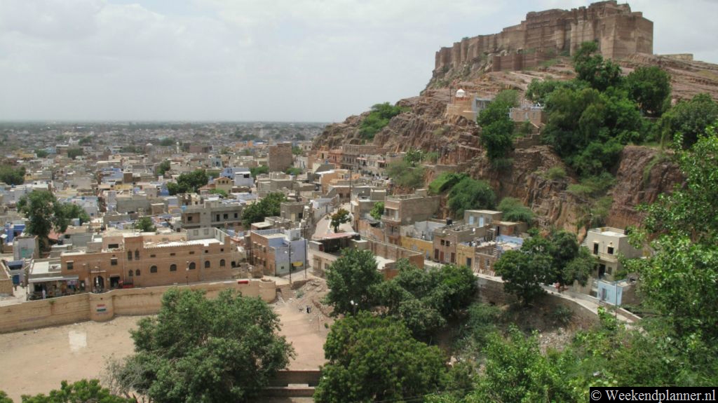 Jodpur ligt aan de voet van een rots met het Mehrangarh Fort.