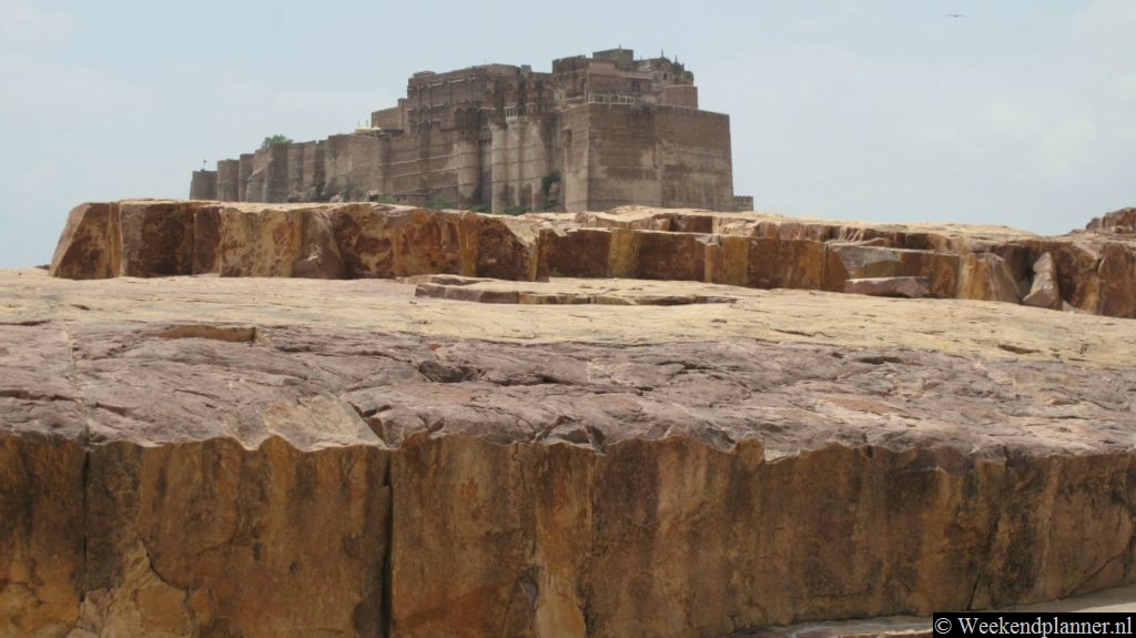 Het Mehrangarh Fort staat op een grote rots aan de rand van Jodphur. Jodphur is een kleine stad in Rajasthan.