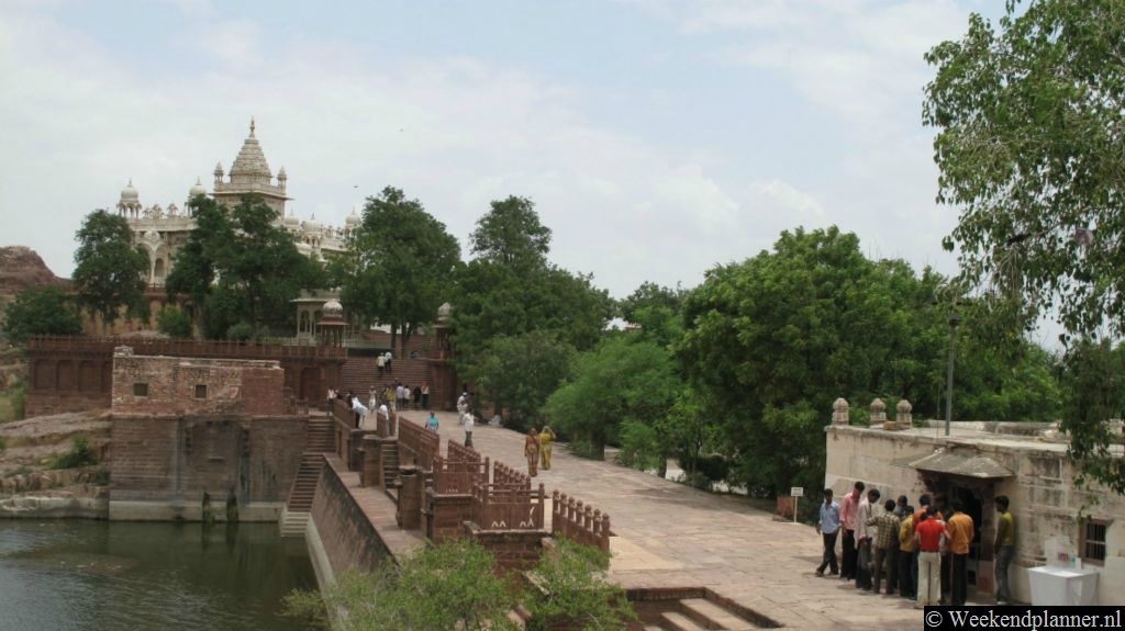 Het Jaswant Thada mausoleum staat naast het fort. Het mausoleum uit 1899 bestaat uit hele dunne witte marmeren platen die prachtig glanzen in de zon.