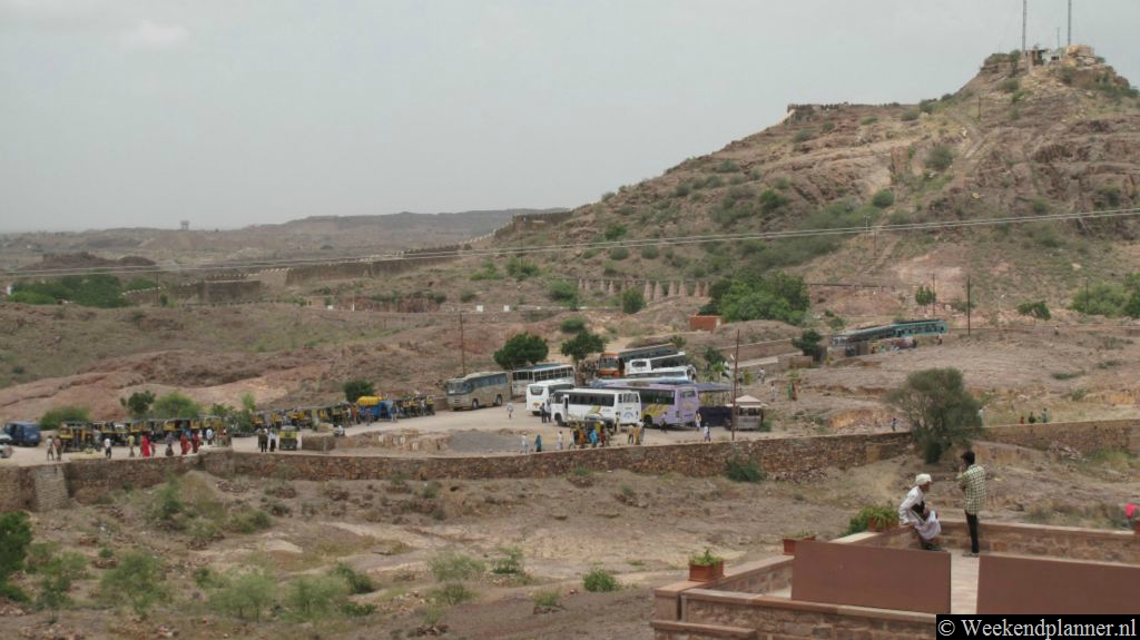 Je kunt naar het fort lopen maar dat  is nog een hele klim. Je kunt ook met de autoriksja of bus naar boven.