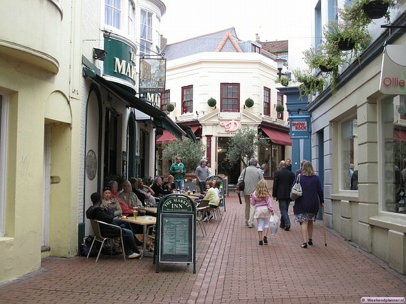 Achter de promenade ligt een netwerk van kleine straatjes uit de tijd dat Brighton een vissersdorp was. Hier in The Lanes liggen leuke winkeltjes, restaurants en bars. Tip: De winkelstraten van Brighton.