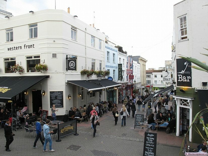 Brighton is ook een studentenstad dus het is niet moeilijk een goedkoop restaurant te vinden. Op de foto zie je een straatje in The Lanes. Tips: De restaurants en cafés in Brighton.