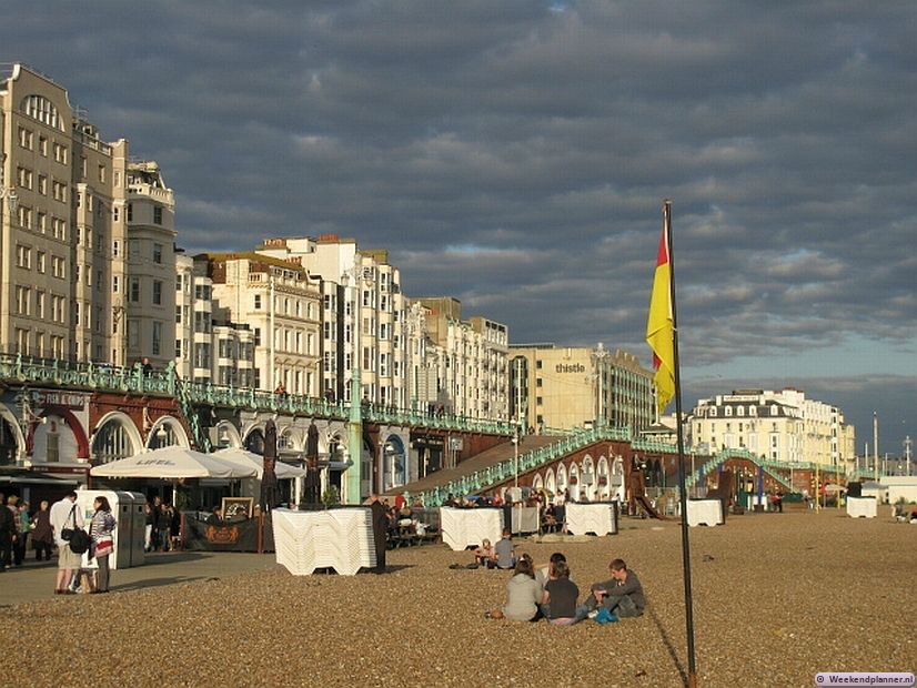 In de 19de eeuw werd Brighton dankzij de komst van voor prins George IV een luxueuze badplaats. De badplaats heeft een mooi strand van kiezelstenen. Tip: Naar het strand in Brighton.