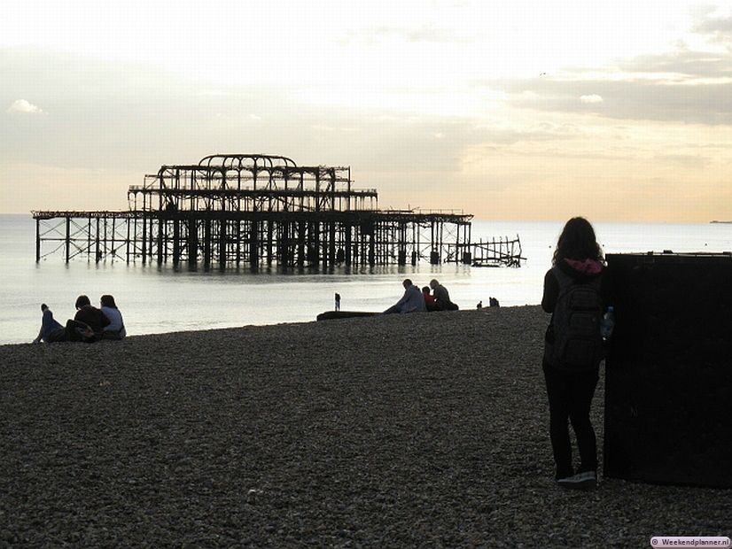 Brighton had vroeger twee pieren maar de West Pier (1872) brandde in 2003 uit. Tip: Naar het strand in Brighton.
