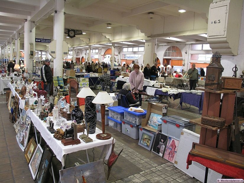 Op maandag is er in de markthal Marche Forville een antiekmarkt en op de andere dagen is er tot 13.00 uur een kleurrijke groentemarkt. Tips: Winkelen in Cannes.
