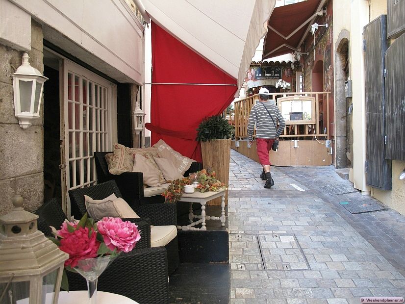 Hoe smal de straatjes in Le Suquet ook zijn, je kunt er vaak ook nog op een terrasje zitten. Op de foto zie je Rue St Aintoine. Tips: Een weekend in Cannes.