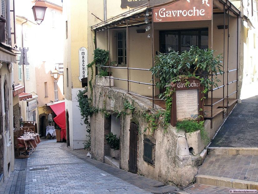 De wijk Le Suquet in Cannes is nog het oude vissersdorp dat Cannes was voordat de welgestelden het dorp ontdekten. Hier op de heuvel Suquet woonden vroeger de vissers.