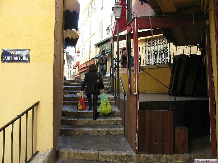 De middeleeuwse straten van Le Suquet zijn tegen de heuvel Suquet opgebouwd. Tips: Meer foto's van Cannes.