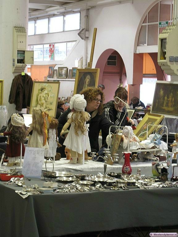 In de antiekmarkt van Marche Forville kun je bijzondere dingen vinden maar de prijzen zijn wel iets hoger dan elders in Frankrijk. Behalve op maandag wordt er op de andere dagen in de markthal tot 13:00 uur een groentemarkt gehouden.