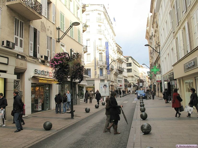 De Rue d'Antibes is een lange winkelstraat die door het centrum van Cannes loopt. Het luxueuze winkelcentrum Gray Street heeft er een ingang.Tips: Winkelen in Cannes.