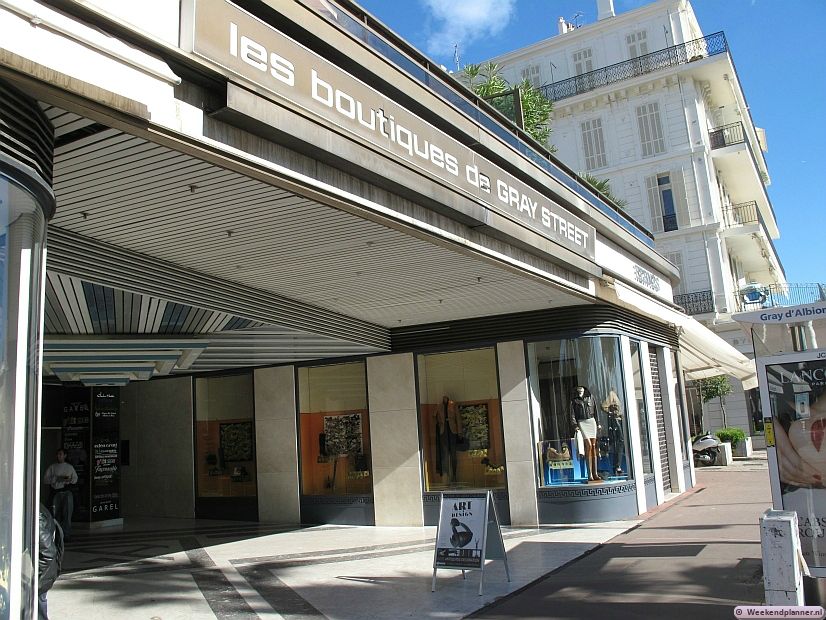 Het luxueuze winkelcentrum Galerie Marchande Gray d'Albion, kortweg Gray Street genoemd, heeft een ingang op de Boulevard de la Croisette en in de winkelstraat Rue d'Antibes.Tips: Boulevard de la Croisett.