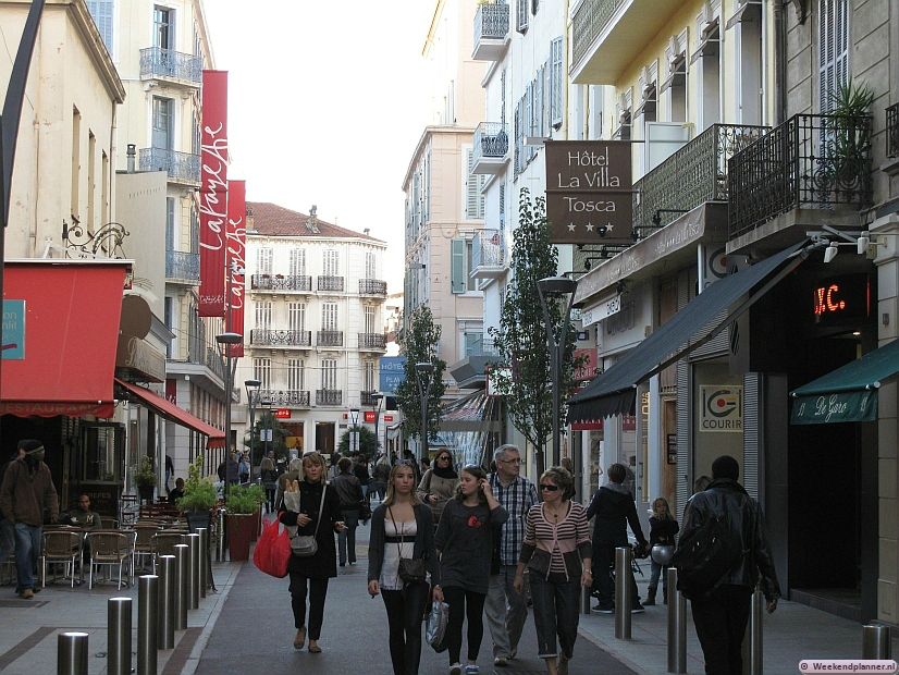 Een andere fraaie winkelstraat in Cannes is Rue Hoche. Deze winkelstraat loopt parallel aan de winkelstraat Rue d'Antibes en ligt vlakbij het station. Op de achtergrond zie je het grootste warenhuis van Cannes,  Galeries Lafayette.