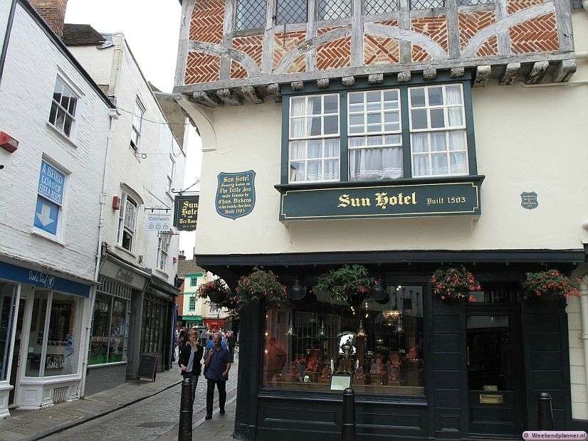Dit zestiende eeuwse hotel ligt in de winkelstraat Sun Street. De ingang van de kathedraal en de belangrijkste winkelstraten van Canterbury liggen hier om de hoek. Tips: Een paar dagen in Canterbury.