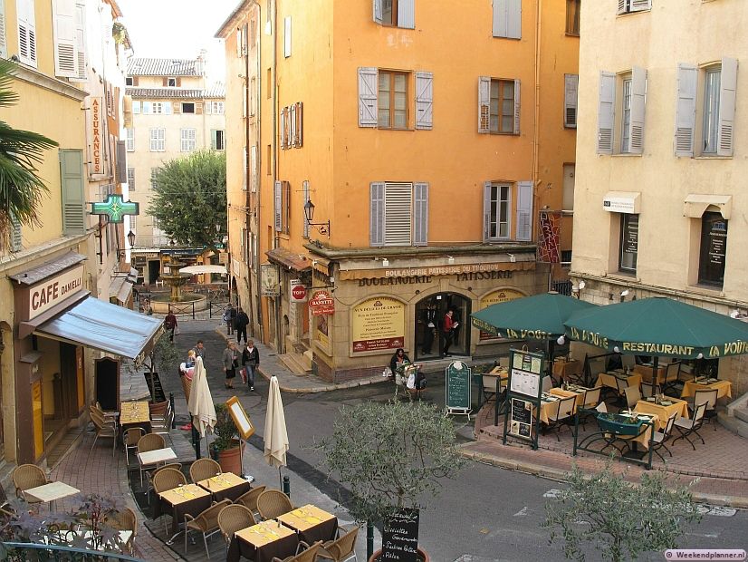 De stad Grasse is een mooie stad met veel smalle middeleeuwse straatjes en leuke kleine winkels in de bergen van de Côte d'Azur. Tips: Leuke plaatsen aan de Côte d'Azur.
