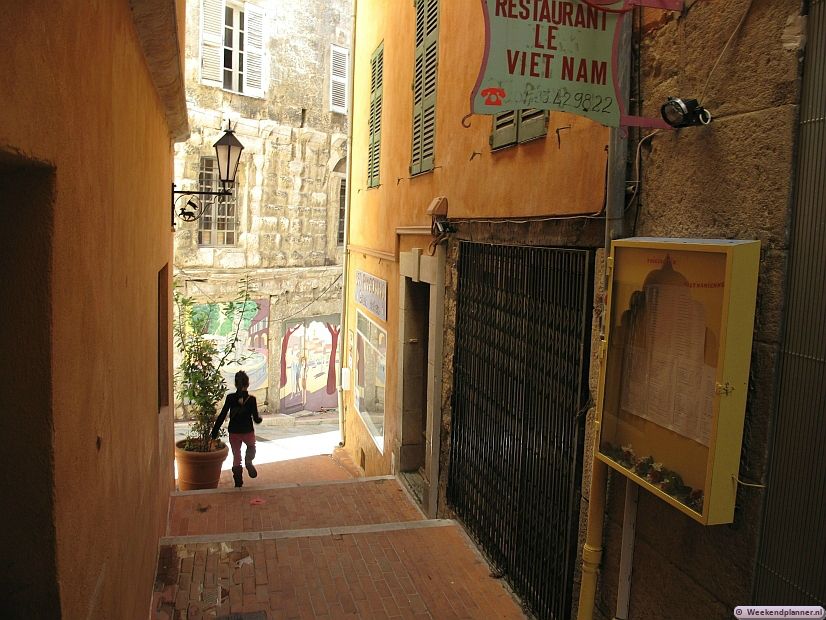 De meeste toeristen komen voor de gratis rondleidingen in de parfumfabrieken maar het is ook een prachtige stad om te bekijken. Tips: Leuke attracties in Grasse.