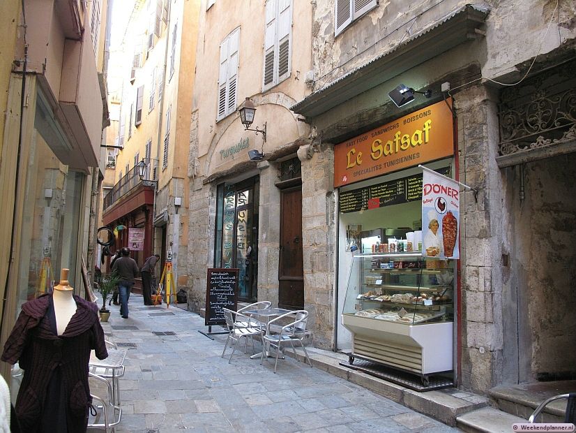 Grasse is een stad met veel smalle winkelstraten. Het is nog steeds niet toeristisch en van 12:00 tot 15:00 uur zijn veel winkels enkele uren gesloten. Tips: Een weekend  in Grasse.