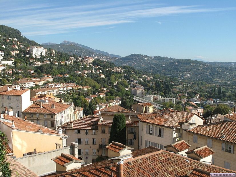 Vanuit Grasse heb je een mooi uitzicht over de bergen en de stad. Bij helder weer zie je vanuit Grasse de zee en de badplaats Cannes, ongeveer 10 km verder. Tips: De attracties van Cannes.