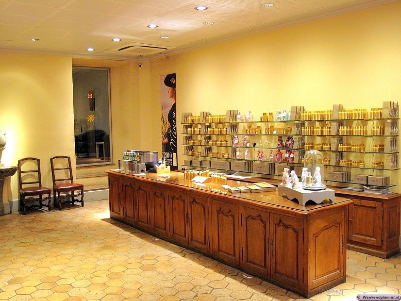 Tijdens de rondleiding door het parfumhuis van Fragonard kun je producten proberen en kopen. Adres: Bd Fragonard in het centrum. Tel: (0033) (0)493364465. Tips: Het parfum en de parfumhuizen  in Grasse.