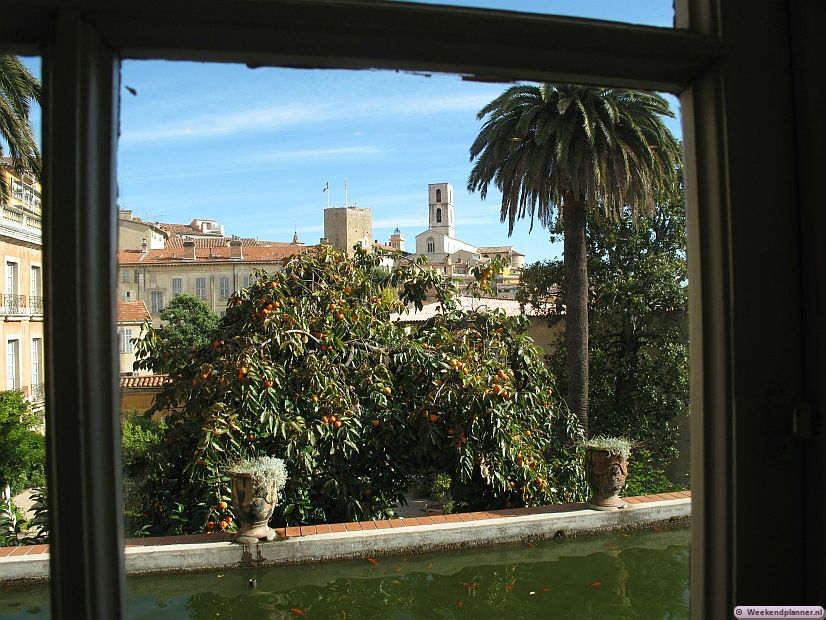 Grasse is een historische stad in de bergen, ongeveer 15 km van Cannes. In de kathedraal Notre-Dame-du-Puy op de achtergrond zijn werken van Rubens en Jean-Honoré Fragonard te zien.