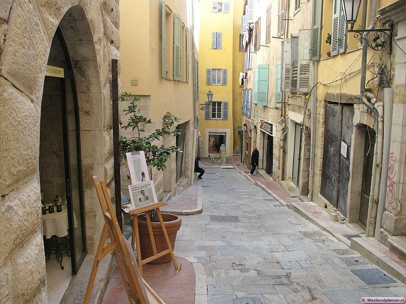 Behalve de drie grote parfumhuizen zijn er in Grasse ook enkele onafhankelijke parfummakers. Hier in de Rue de l'Oratoire op nummer 12 heeft parfummaker Didier Gaglewski een winkeltje. De Neus staat zelf in de winkel.