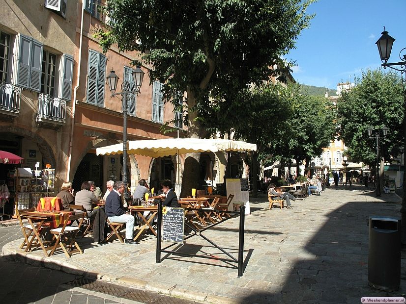 Een pleintje in het historische centrum van Grasse.
